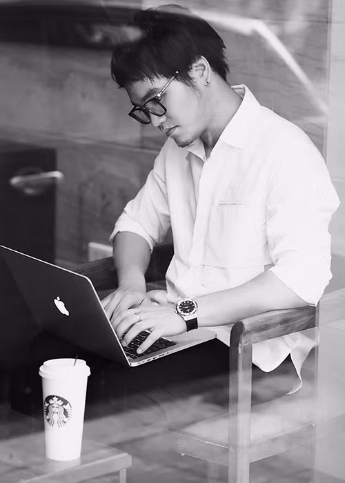 Ngoài Khắc Việt, Khắc Hưng còn từng hòa âm, phối khí nhiều ca khúc cho các ca sĩ như Tuấn Hưng, Quang Vinh, Nam Cường, Đan Trường, Thu Thủy…Bên cạnh đó, em trai của Khắc Việt còn sáng tác ca khúc. Ảnh: FBNV