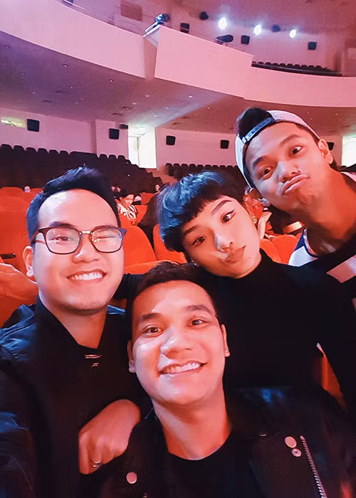 Khắc Hưng vốn là người đảm nhận phần hòa âm phối khí cho tất cả các ca khúc của Khắc Việt. Theo lời Khắc Việt, 80% thành công trong sự nghiệp 5 năm theo đuổi âm nhạc của anh là đến từ em trai. Ảnh: FBNV