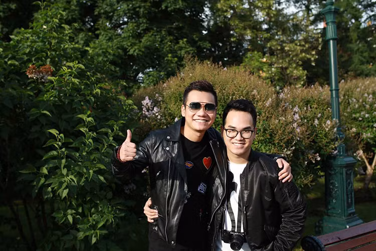 Khắc Hưng sinh năm 1992 tại Yên Bái. Anh là em trai của ca sĩ Khắc Việt. Tác giả ca khúc "Như cái lò" từng học tại Học viện Âm nhạc Quốc gia Việt Nam giống như Khắc Việt. Ảnh: FBNV