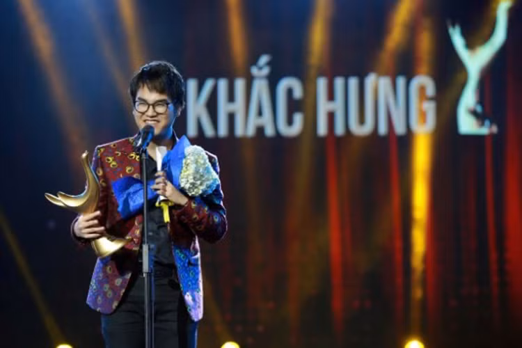 Khắc Hưng là nghệ sĩ đã giành được 2 giải tại giải thưởng âm nhạc Cống hiến lần thứ 12 vào tháng 4/2017. Cụ thể, tác giả của bản hit “Sau tất cả” giành chiến thắng ở hạng mục: Nhà sản xuất của năm và Nhạc sĩ của năm. Ảnh: Thể thao văn hóa