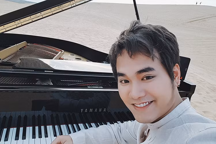 Khắc Hưng chính là tác giả của loạt hit: “Sau tất cả” (Erik), “Tìm”, “Yêu” (Min), “Con đường tôi” (Trọng Hiếu), “Độc ẩm”, “Cuộc tình không may” (Mỹ Tâm)... Năm 2016, anh được xem là “cỗ máy tạo hit” của làng giải trí. Ảnh: FBNV