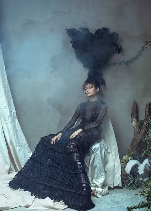 Trong bộ ảnh, Hoàng Oanh hóa thân thành một cô gái dịu dàng và ngây thơ như một đóa hồng vừa chớm nở, vừa bí ẩn và tràn đầy năng lượng của tuổi thanh xuân.