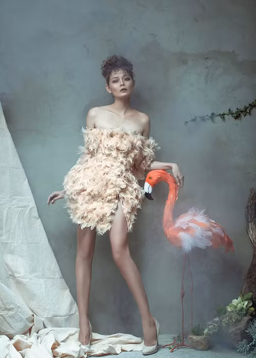 Bộ ảnh Hoàng Oanh Next Top Model được thực hiện với sự hỗ trợ của nhiếp ảnh gia Móm Nguyễn, trang phục NTK Phan Anh Tuấn, trang điểm Nguyễn Phạm Minh Đức.