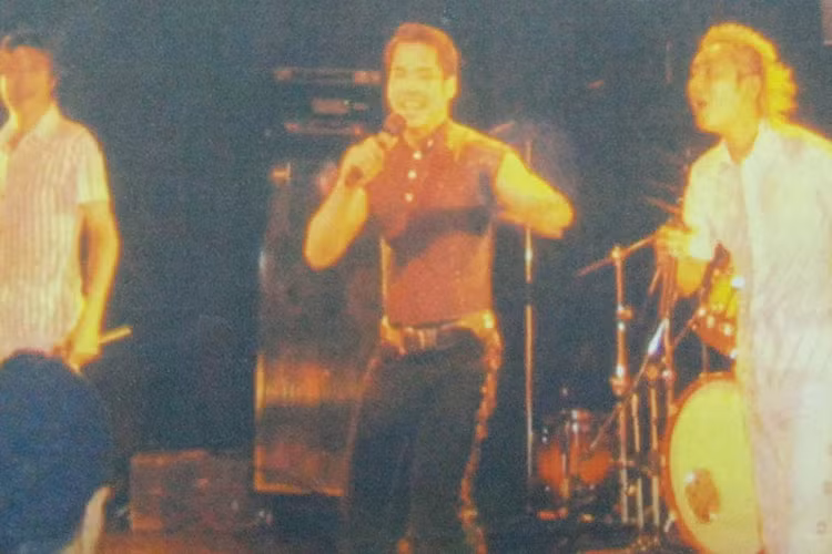 Ngọc Sơn có duyên nợ với nước Nhật. Anh thường xuyên đi diễn, tham gia từ thiện. Ngoài ra, Ngọc Sơn còn nhận 2 ca sĩ người Nhật Bản là Sakai và Wada làm học trò. Theo lời “Ông hoàng nhạc sến”, cả hai đều hiền hậu. Ảnh: Zing