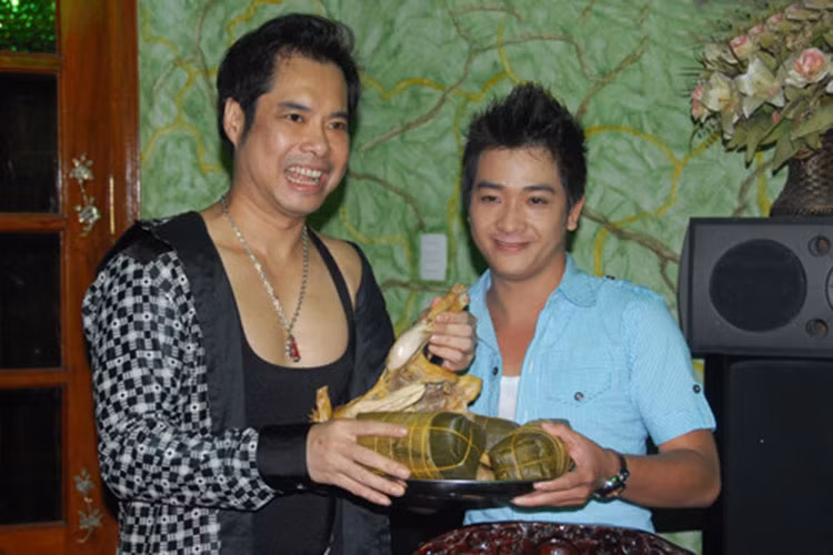 Năm 2010, Ngọc Sơn nhận Triều Hải làm đệ tử. Chia sẻ về học trò, danh ca cho biết Triều Hải “ngoan hiền, nhanh nhẹn, lại có học hành bài bản và có nhiều tư chất của một ca sĩ đầy triển vọng”. Ảnh: Bưu điện Việt Nam