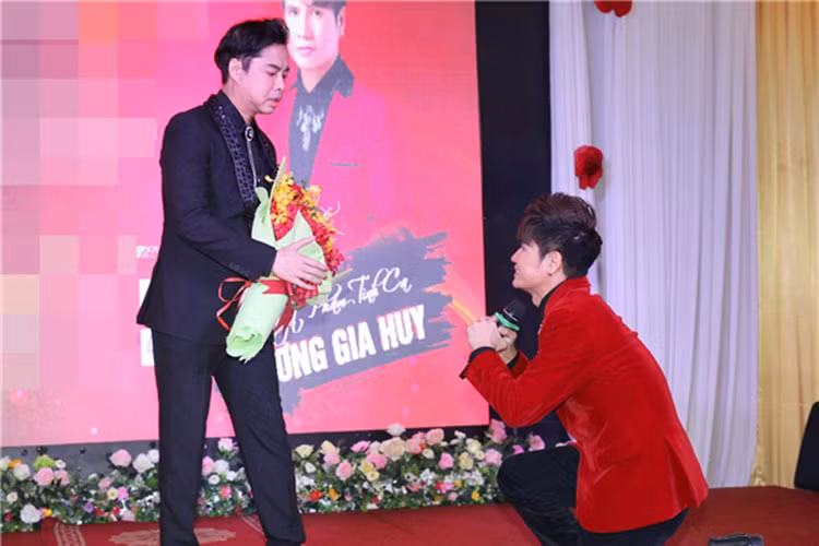 Nam ca sĩ Lương Gia Huy vốn được Ngọc Sơn nhận đỡ đầu ngay từ lúc bắt đầu đi hát. Tuy nhiên, mãi đến tháng 6/2017, Lương Gia Huy mới có dịp tổ chức lễ bái sư với Ngọc Sơn. Ảnh: Thể thao văn hóa