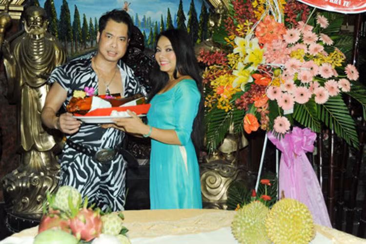 Năm 2012, Ngọc Sơn có thêm một học trò là nữ ca sĩ hải ngoại Khả Tú. Nam ca sĩ cho hay anh muốn giúp đỡ Khả Tú phát triển trong tương lai khi biết cô rất muốn về Việt Nam lập nghiệp. Ảnh: Infonet