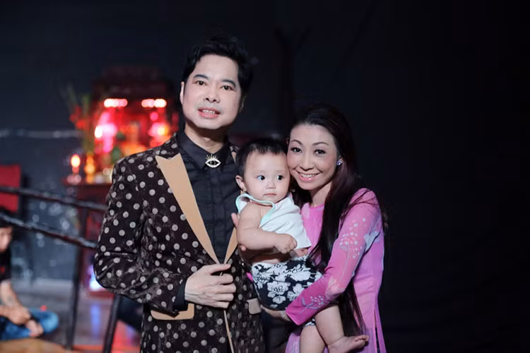 Tháng 6/2017, ca sĩ Hà My trở thành học trò của danh ca Ngọc Sơn. Nam danh ca cho biết anh nhận Hà My làm đệ tử sau 28 năm quen biết nhau. Trước khi đồng ý làm thầy của Hà My, Ngọc Sơn đã xin ý kiến mẹ ruột của anh. Ảnh: Thế giới điện ảnh