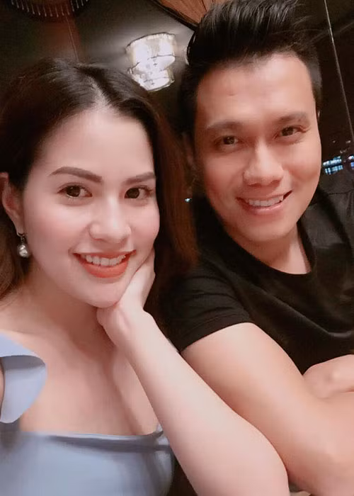 Vợ chồng diễn viên Việt Anh "Người phán xử" "trốn con" đi hẹn hò.