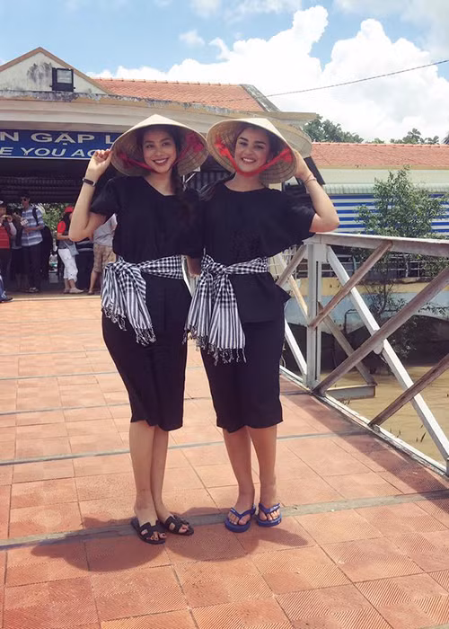 Phạm Hương và Hoa hậu Hoàn vũ Dominica 2015 Clarissa Molina diện áo bà ba, đội nón lá khám phá miền Tây Nam Bộ.