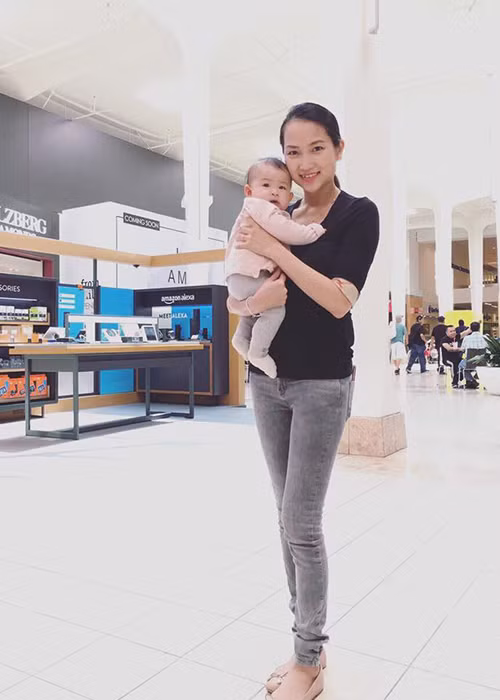 Bà xã 9x của Lam Trường khoe vóc dáng thon gọn sau vài tháng sinh con gái.