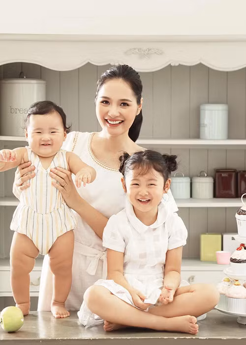 Hoa hậu đẹp nhất châu Á 2009 Hương Giang khoe 2 cô con gái vô cùng đáng yêu.