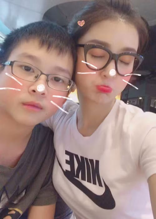 Á hậu Huyền My nhí nhảnh bên em trai tại Thái Lan.