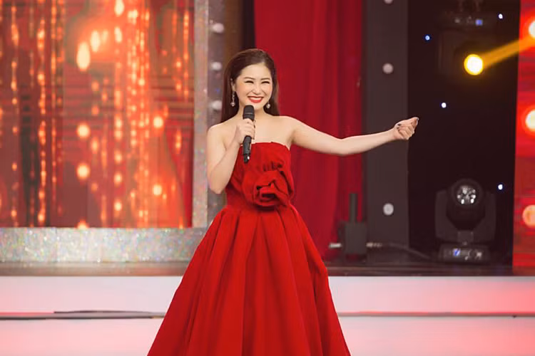 Hương Tràm vừa chia sẻ lý do rút khỏi đề cử MTV EMA 2017 vì đang tập trung cho The Voice Kids. Đồng thời các sản phẩm âm nhạc sắp tới của nữ ca sĩ đang trong quá trình hoàn thiện cũng như cô biết fans không quen với những cuộc chạy đua.