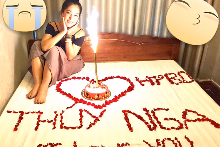 Diễn viên hài Thúy Nga bất ngờ khi được fans mừng sinh nhật.