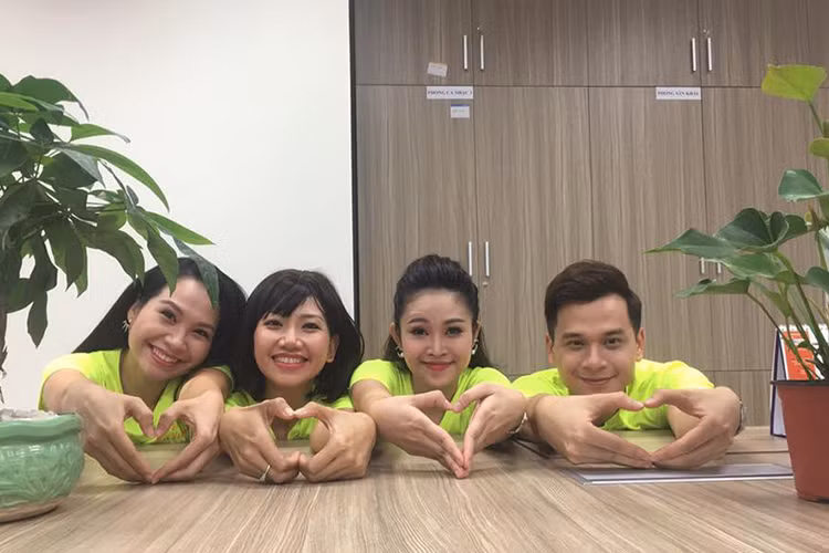 MC Danh Tùng khoe ảnh thân thiết bên các đồng nghiệp tại VTV.