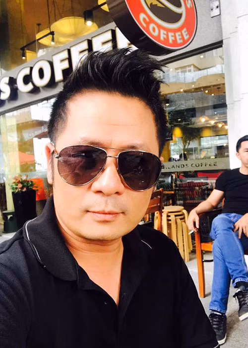 Nam ca sĩ khoe chiếc kính hàng hiệu được tặng nhân dịp sinh nhật.