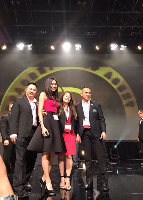 Dương Mỹ Linh dồn toàn bộ tâm trí và sức lực cho công việc mới ngoài nghệ thuật. Chính vì vậy, cô chăm chỉ livestream tư vấn sản phẩm mỹ phẩm.