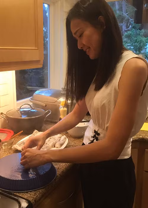 Dương Mỹ Linh có sở thích làm vườn. Ở Mỹ, cô trồng các loại rau, quả Việt Nam. Không những vậy, Dương Mỹ Linh còn mê nấu ăn. Khi rảnh rỗi, người đẹp thường xuyên vào bếp trổ tài nấu nướng.