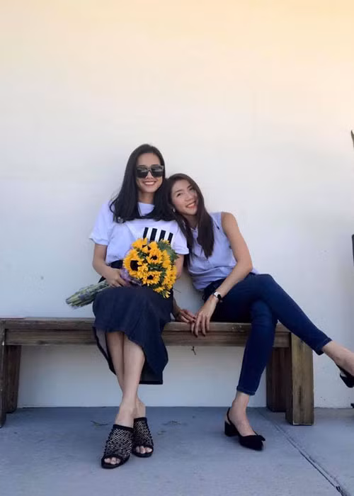 Cuộc sống của Dương Mỹ Linh đầy bình yên sau khi chia tay Bằng Kiều. Ngoài công việc, cô dành khá nhiều thời gian rảnh rỗi để gặp gỡ bạn bè ở Mỹ.