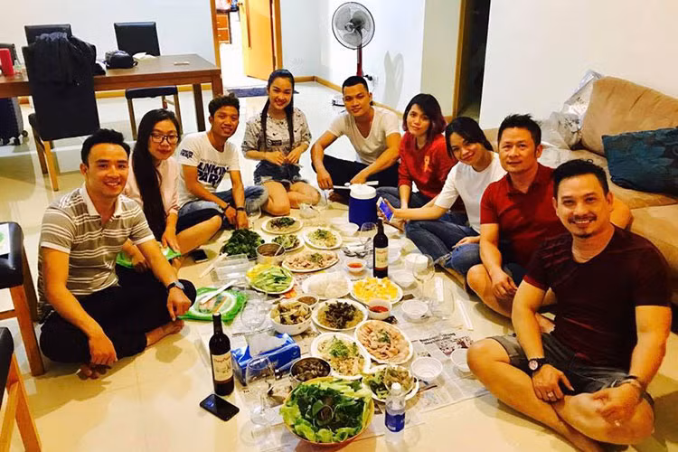 Hình ảnh Bằng Kiều vui vẻ bên bạn bè trong các buổi tụ tập ăn uống được đăng tải trên trang cá nhân.