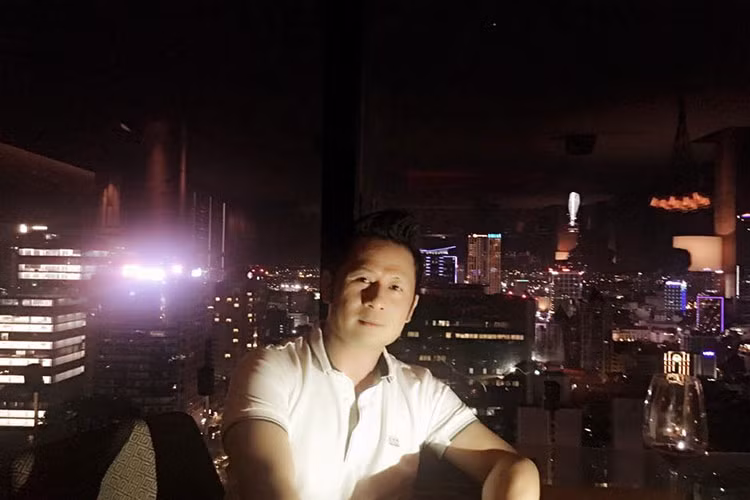 Chia sẻ hình ảnh ở Sài Gòn, Bằng Kiều tâm sự: "Với tôi, Hà Nội là máu thịt. Sài Gòn là tình yêu. Càng ngày càng yêu Sài Gòn là sao ta".