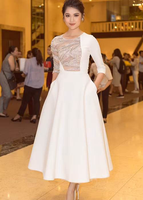 Á hậu 2 cuộc thi Hoa hậu Việt Nam 2016 đã theo học các khoá học MC để trau dồi kỹ năng cầm mic. Ảnh: Người đưa tin