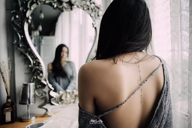 Lý Phương Châu thực hiện bộ ảnh quyến rũ để chào đón tuổi 27. Nhiều người tỏ ra tiếc cho Lâm Vinh Hải đã ly hôn người vợ xinh đẹp.