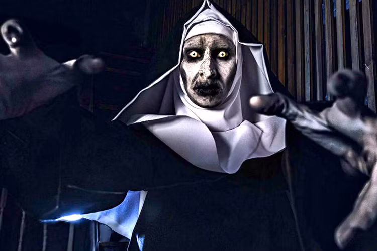 Trong khi đó, đoạn post-credit thứ 2 của “Annabelle: Tạo vật quỷ dữ” tiết lộ bối cảnh diễn ra phim The Nun, xoay quanh nhân vật chính Valak. Tác phẩm sắp tới này sẽ diễn ra tại một tu viện ở Romania vào năm 1954.