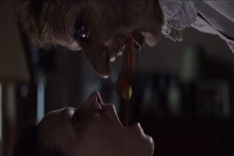 Bộ phim “Annabelle: Tạo vật quỷ dữ” thuật lại những cảnh phim đắt giá của The Conjuring, Insidious và nhiều phim khác. Ví dụ điển hình là cảnh phim “quỷ ói” được lấy ra từ The Conjuring.