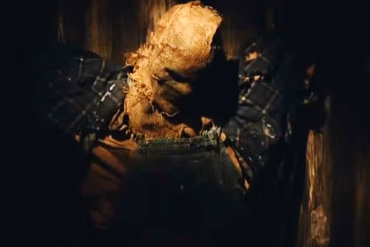 Ở phân đoạn trong căn hầm, cô nàng ngổ ngáo Nancy (Philippa Coulthard đóng) đã đánh vào con bù nhìn và thét lên “How dare you” (Sao mày dám). Câu thoại cùng hành động của cô thuật lại cảnh phim đáng nhớ trong Insidious 2 (2013).