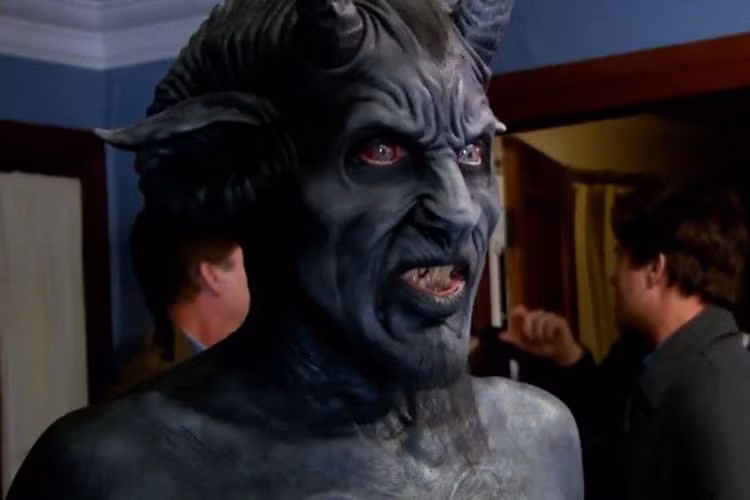 Annabelle không đi theo công thức búp bê biết di chuyển và giết hàng loạt người. Nó chỉ là “vật dẫn truyền”, nơi trú ngụ của một linh hồn quỷ dữ. Tất cả mọi hiện tượng quấy phá con người và chiếm đoạt linh hồn họ đều do ác quỷ này thao túng.