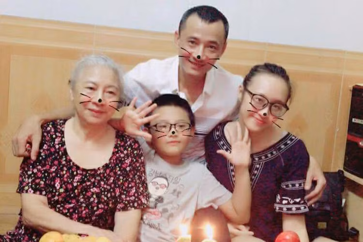 Hồng Quân vừa tổ chức sinh nhật lần thứ 10 cho cậu con trai. "Bà, bố và chị chúc anh luôn mạnh khoẻ, ngoan ngoãn, học giỏi nhá. P/s: Tôi ké sinh nhật anh nên tôi cũng sẽ cố gắng chăm ngoan ạ”, anh hài hước viết. Ảnh: FBNV