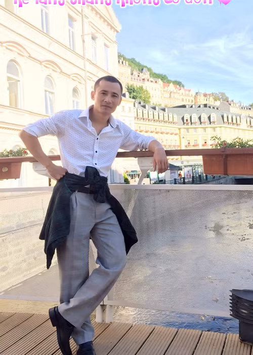 Trong một cuộc phỏng vấn với Gia đình và xã hội vào năm 2013, Hồng Quân chia sẻ, vợ của anh luôn hiểu, thông cảm và chia sẻ với anh. Ảnh: FBNV