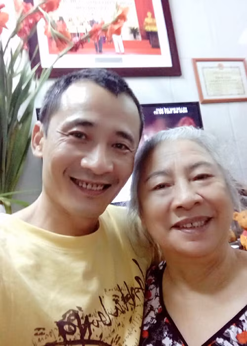 Hình ảnh nam diễn viên bên mẹ trong dịp Tết Nguyên Đán 2017. Ảnh: FBNV