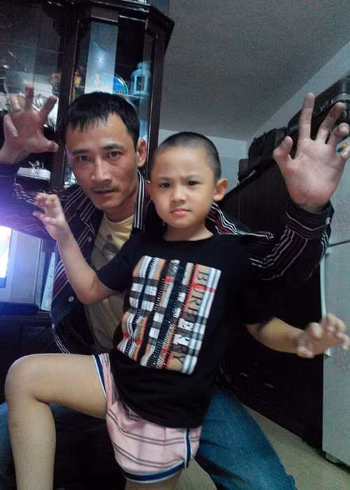 Hình ảnh nam diễn viên phim “Người phán xử” tạo dáng nhí nhảnh bên con trai ở đời thường. Ảnh: FBNV