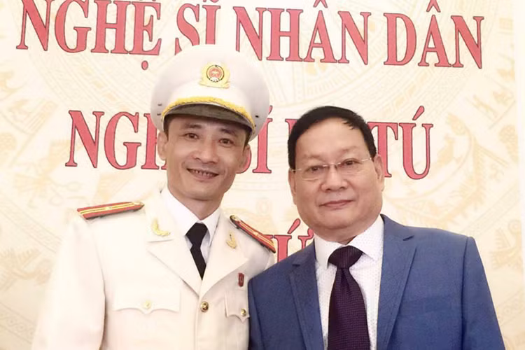 Trước vai diễn Phúc Hô trong “Người phán xử”, nghệ sĩ Hồng Quân được khán giả biết đến qua các vai diễn hài. Tuy nhiên, ít ai biết anh xuất thân là diễn viên kịch nói. Ảnh: FBNV