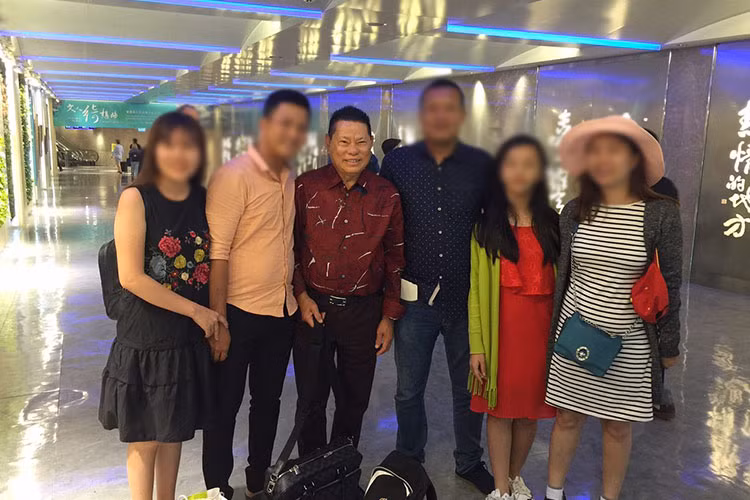 Trên trang cá nhân, tình cũ của Ngọc Trinh còn thường xuyên khoe hình ảnh chụp cùng những người mến mộ.