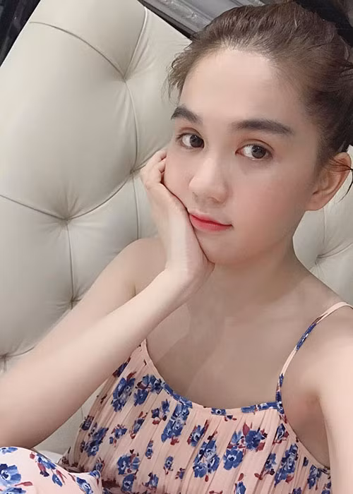 Ngọc Trinh từng có mối tình 7 năm với một đại gia Singapore. Sau đó, cô hẹn hò Hoàng Kiều nhưng vị tỷ phú này lại là người tuyên bố chia tay khiến cô rất sốc.