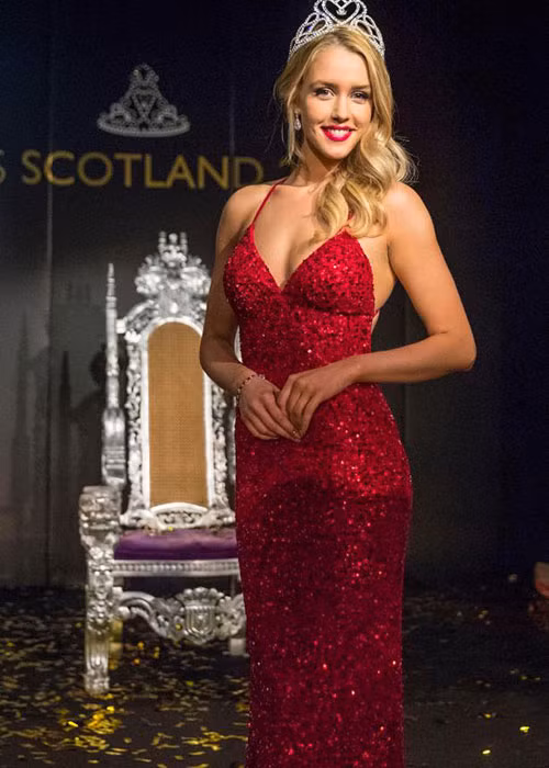 Romy McCahill từng là đại diện Scotland tại cuộc thi Hoa hậu Trái đất 2014. Trong chung kết, cô lọt top 16. Ảnh: thescottishsun