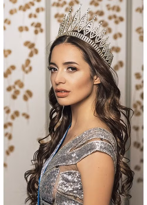 Đến từ Chile, Victoria Stein cũng sẽ là đối thủ đáng gờm của đại diện Việt Nam. Victoria năm nay 22 tuổi, nói tiếng Anh và tiếng Tây Ban Nga rất trôi chảy. Ảnh: Intagram nhân vật