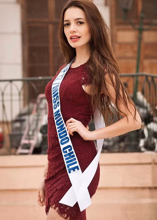 Victoria đang học ngành quản trị kinh doanh tại đại học Portland. Cô có năng khiếu hát và đánh đàn guitar. Ảnh: Intagram nhân vật