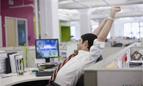 5-7 phút thể dục tại chỗ cũng sẽ giúp đốt cháy calo và khiến toàn thân vận động, lượng mỡ thừa nhờ đó cũng bớt tích tụ ở phần bụng. Nên ưu tiên thực hiện những động tác ở phần bụng và đùi như co duỗi chân hoặc tập hít thở. Ảnh minh họa: Internet