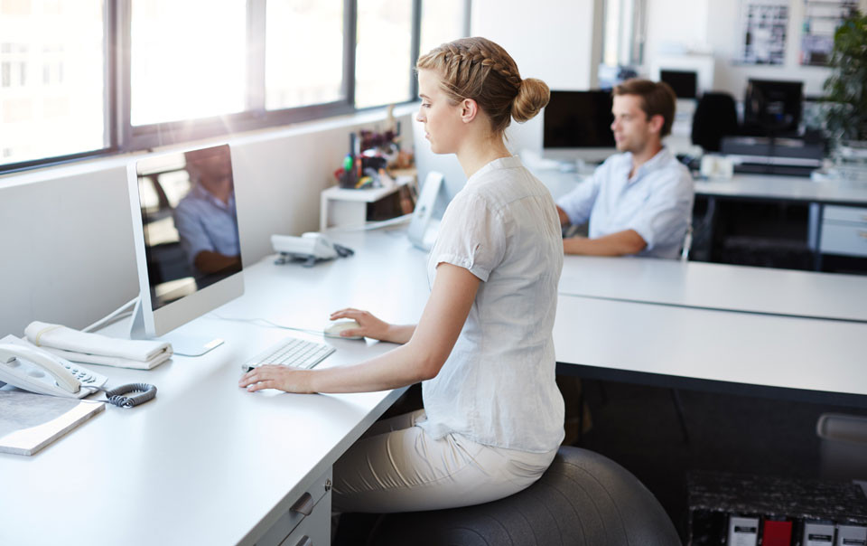 Đối với chị em phụ nữ, việc ngồi nhiều sẽ khiến lượng mỡ tập trung lại ở phần bụng, đùi, làm ảnh hưởng đến tâm lý và vóc dáng. Ảnh minh họa: Internet