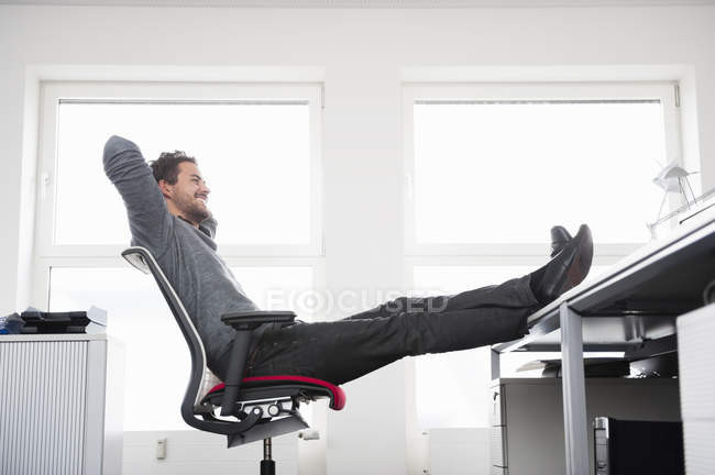 Các chuyên gia khuyên bạn nên biết cân bằng giữa việc ngồi và vận động để phòng các nguy cơ bệnh tật. Ảnh minh họa: Internet