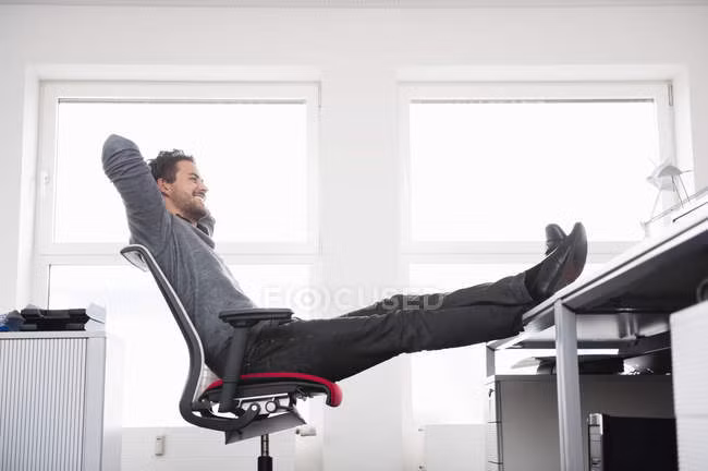 Các chuyên gia khuyên bạn nên biết cân bằng giữa việc ngồi và vận động để phòng các nguy cơ bệnh tật. Ảnh minh họa: Internet