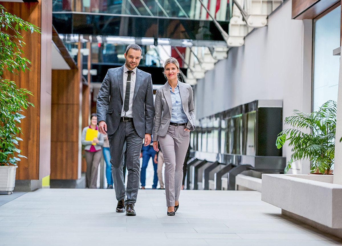 Thay vì ngồi lỳ một chỗ lướt web, xem tivi hãy chủ động tạo ra cho mình những lý do để đứng dậy và đi lại trong nhà. Những hành động đó dù rất nhỏ, nhưng chắc chắn hữu ích cho sức khỏe của bạn. Ảnh minh họa: Internet