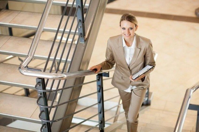 Ngoài ra, nên tranh thủ tận dụng những cơ hội để cơ thể được vận động, chẳng hạn thay vì đi thang máy hãy đi thang bộ để tiêu hao năng lượng, giữ gìn vóc dáng khỏe đẹp. Ảnh minh họa: Internet