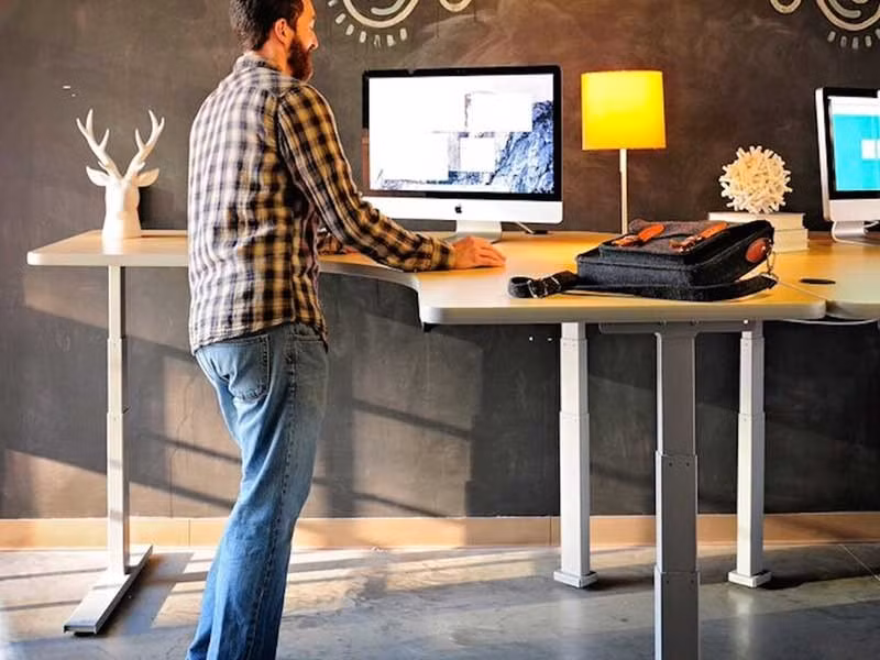 Ngay cả khi không vận động thể chất một cách tích cực thì chỉ hành động đứng lên thay vì ngồi ỳ tại chỗ cũng giúp ích đáng kể. TS John Buckley, Đại học Chester (Anh), cho biết chỉ cần đứng mỗi ngày 3 tiếng cơ thể đã đốt cháy 144kcal. Ảnh minh họa: Internet
