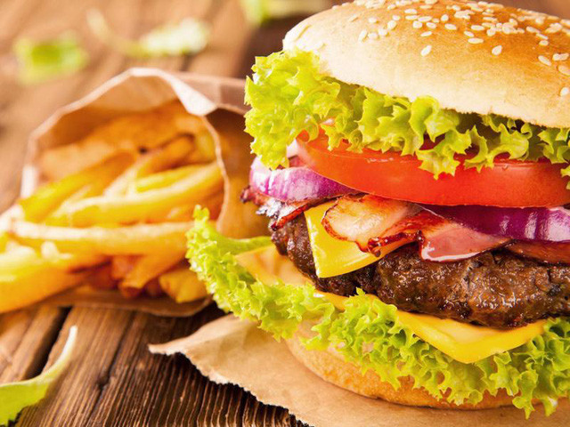 Các đồ ăn chiên như hamburger, khoai tây chiên, mì ăn liền,… hoặc các đồ chiên rán ở các quán xá không đảm bảo có nguy cơ cao sử dụng loại dầu ăn này. Vì vậy, tốt nhất bạn nên tránh xa các đồ chiên rán.